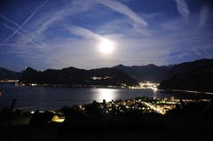 Mond über Hergiswil und Stansstad. (Bild: Max Hermann, 11. Oktober 2019)