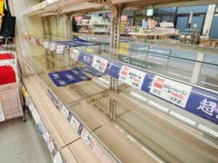 Leere Gestelle in einem Supermarkt in der Nähe von Tokio nach der Warnung vor dem ungewöhnlich starken Taifun «Hagibis». (Bild: KEYSTONE/AP Kyodo News/NAOYA OSATO)