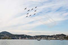 Die Air & Space Days im Verkehrshaus Luzern mit der PC-7 Flugshow und dem Absprung der Fallschirmspringer mit anschliessender Landung in der Arena im Verkehrshaus wissen zu begeistern. (Bild: Dominik Wunderli, Luzern, 12. Oktober 2019)