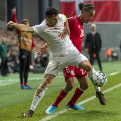 Granit Xhaka kämpft gegen den Dänen Yussuf Poulsen um den Ball. (Bild: KEYSTONE/Georgios Kefalas)