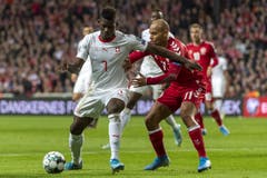 Breel Embolo gegen den Dänen Martin Braithwaite. (Bild: KEYSTONE/Georgios Kefalas)