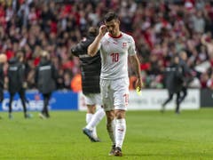 Granit Xhaka verlässt das Feld in Kopenhagen mit hängendem Kopf (Bild: KEYSTONE/GEORGIOS KEFALAS)
