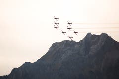 Die Air & Space Days im Verkehrshaus Luzern mit der PC-7 Flugshow und dem Absprung der Fallschirmspringer mit anschliessender Landung in der Arena im Verkehrshaus wissen zu begeistern. (Bild: Dominik Wunderli, Luzern, 12. Oktober 2019)
