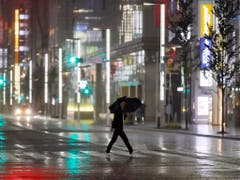 In Tokio waren die Strassen am Samstag verwaist. (Bild: KEYSTONE/AP/EUGENE HOSHIKO)