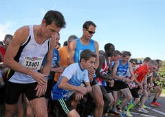 Die Läufer stehen am Start bereit. (Bild: Andy Mettler/swiss-image)
