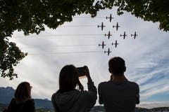 Für die Flugshow des PC-7-Team zückt man gerne seine Kamera. (Bild: Dominik Wunderli, Luzern, 12. Oktober 2019)