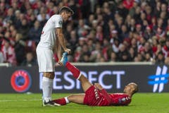 Fabian Schär hilft dem Dänen Martin Braithwaite. (Bild: KEYSTONE/Georgios Kefalas)