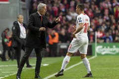 Trainer Vladimir Petkovic gibt Granit Xhaka eine Anweisung. (Bild: KEYSTONE/Georgios Kefalas)