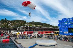 Zuschauer beobachten den Absprung der Fallschirmspringer mit anschliessender Landung in der Arena im Verkehrshaus. (Bild: Dominik Wunderli, Luzern, 12. Oktober 2019)