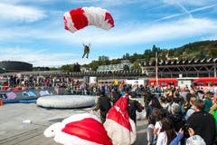 Zuschauer beobachten den Absprung der Fallschirmspringer mit anschliessender Landung in der Arena im Verkehrshaus. (Bild: Dominik Wunderli, Luzern, 12. Oktober 2019)