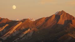 Kurz nach Mondaufgang verschwand die Sonne, sichtbar am letzten Leuchten im Brisengebiet. Im Hintergrund der Tödi. (Bild: Christian Hählen, Stanserhorn, 11. Oktober 2019)