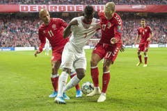 Breel Embolo wehrt sich gegen die Dänen. (Bild: KEYSTONE/Georgios Kefalas)