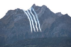 Die Air & Space Days im Verkehrshaus Luzern mit der PC-7 Flugshow und dem Absprung der Fallschirmspringer mit anschliessender Landung in der Arena im Verkehrshaus wissen zu begeistern. (Bild: Dominik Wunderli, Luzern, 12. Oktober 2019)