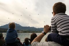 Die Air & Space Days im Verkehrshaus Luzern mit der PC-7 Flugshow und dem Absprung der Fallschirmspringer mit anschliessender Landung in der Arena im Verkehrshaus wissen zu begeistern. (Bild: Dominik Wunderli, Luzern, 12. Oktober 2019)