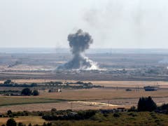 Dicke Rauchschwaden in der nordsyrischen Ortschaft Ras al-Ain nach dem Beschuss durch türkische Truppen am Samstag. (Bild: KEYSTONE/EPA/SEDAT SUNA)