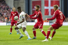 Breel Embolo inmitten der Dänen. (Bild: KEYSTONE/Georgios Kefalas)