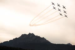 Die Air & Space Days im Verkehrshaus Luzern mit der PC-7 Flugshow und dem Absprung der Fallschirmspringer mit anschliessender Landung in der Arena im Verkehrshaus wissen zu begeistern. (Bild: Dominik Wunderli, Luzern, 12. Oktober 2019)
