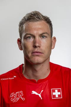Stephan Lichtsteiner: Note 3,5: Nach 75 Sekunden schon verwarnt. Scheint sich im rechten Mittelfeld nicht wirklich wohl zu fühlen, ist oft am Lamentieren. Der Captain wird in der 68. Minute ausgewechselt – und fehlt damit wieder einmal in den hektischen Schlussminuten und dem Gegentor. (Bild: Keystone)