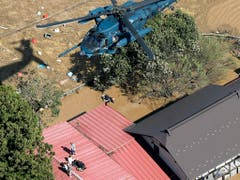 Hausbewohner im Norden Japans bei Marumori flüchteten vor den Wassermassen aufs Dach und warteten auf eine Rettung aus der Luft. (Bild: KEYSTONE/AP Kyodo News/123235+0900)
