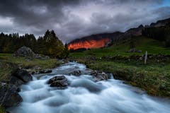 Knallrot waren die Felswände des Alpsteins von der Sonne beleuchtet. (Bild: Marc Bollhaler)