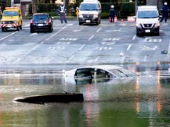 Der Taifun flutete mehrere Strassen wie hier in Sendai im Norden Japans. (Bild: KEYSTONE/AP Kyodo News)