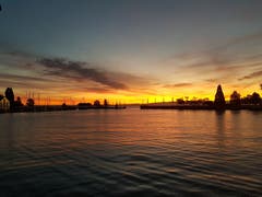 Ein leichter Wind zaubert ein Muster auf die Seeoberfläche, begleitet von einem Sonnenaufgang. (Bild: Hansjürg Oesch)