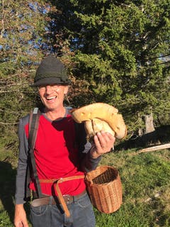 1,7 Kilogramm wiegt dieser Steinpilz, gefunden irgendwo zwischen Luzern und Bern. (Bild: Edi Arnold, 12. Oktober 2019)