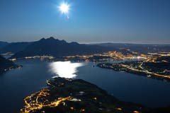 Vollmond über dem Luzerner Seebecken. (Bild: Daniel Hegglin, Rigi, 12. Oktober 2019)