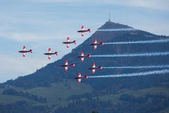 Immer wieder schön: Das PC-7-Team in Formation vor der Rigi anlässlich der Air & Space Days in Luzern. (Bild: Peter Vonwil, 12. Oktober 2019)