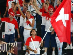 Sportlich ein Fiasko, aber starke Emotionen als Fahnenträger: 2004 in Tokio scheiterte Federer in der 2. Runde am damals völlig unbekannten Tomas Berdych (Bild: KEYSTONE/EDDY RISCH)