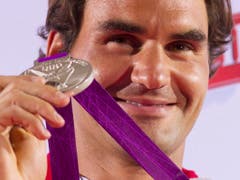 Krönung knapp verpasst: In London 2012 verlor Federer den Olympiafinal in Wimbledon gegen Andy Murray und gewann im Einzel die Silbermedaille (Bild: KEYSTONE/PETER KLAUNZER)