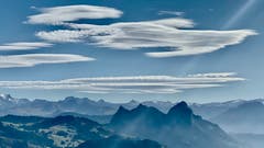 Herrliches Herbstwetter mit Föhn in den Voralpen. Blick Richtung Mythen. (Bild: Peter Bumbacher, 14. Oktober 2019)