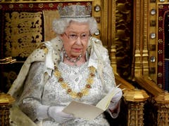 Die britische Königin Elizabeth II. hat am Montag mit dem Verlesen des Regierungsprogramms das Parlament in London nach der Herbstpause eröffnet. (Bild: KEYSTONE/AP Reuters Pool/TOBY MELVILLE)