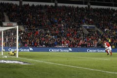 Irlands Goalie Darren Randolph pariert den Penalty des Schweizer Verteidigers Ricardo Rodriguez. Bild: KEYSTONE/Salvatore Di Nolfi (Genf, 15. Oktober 2019)