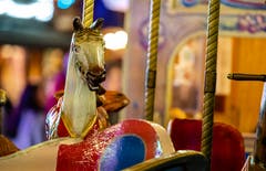 Um diese Zeit ein etwas einsames, aber nicht desto trotz mit ewiger Magie strahlendes Rösslispielrössli. (Bild: Stefan Kunz, Luzern, 14. Oktober 2019)
