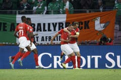 Zusammen mit Captain Stephan Lichtsteiner (rechts) feiert Haris Seferovic (2.v. r.) seinen Treffer. Auch Mittelfeldspieler Denis Zakaria (links) und Stürmer Breel Embolo eilen herbei. Bild: Keystone/Salvatore Di Nolfi (Genf, 15. Oktober 2019)