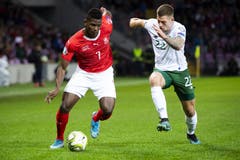 Der Schweizer Stürmer Breel Embolo (links) kämpft gegen den irischen Kollegen James Collins um den Ball. Bild: Keystone/Jean-Christophe Bott (Genf, 15. Oktober 2019)