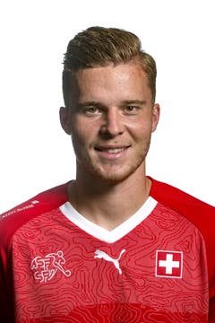 Nico Elvedi: 5Sein Einsatz ist seinem komplett dreckigen Trikot abzulesen. Läuft alles ab und zeigt seine Ruhe am Ball.