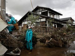 Kein Strom, oft kein Trinkwasser: Aufräumarbeiten in Nagano. (Bild: KEYSTONE/AP/JAE C. HONG)