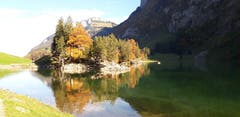 Der Seealpsee in herbstlichem Farbenzauber. (Bild: Klaus Businger)