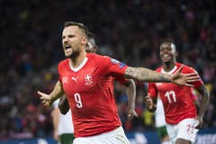 Er bejubelt seinen frühen Treffer zum 1:0 für die Schweiz: Haris Seferovic. Bild: Keystone/Jean-Christophe Bott (Genf, 15. Oktober 2019)