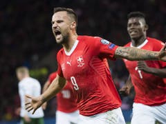 Haris Seferovic jubelt nach dem Führungstreffer zum 1:0 (Bild: KEYSTONE/JEAN-CHRISTOPHE BOTT)