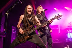 Impressionen von der Plattentaufe der Nidwaldner Melodic-Rockband Fighter V in der Schüür. Im Bild Luca Troxler (links) und Dave Niederberger. (Bild: PD/Ralf Wyssenbach, Luzern, 12. Oktober 2019)