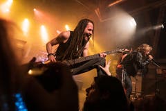 Impressionen von der Plattentaufe der Nidwaldner Melodic-Rockband Fighter V in der Schüür. Im Bild Bassist Luca Troxler und Frontmann Dave Niederberger. (Bild: PD/Ralf Wyssenbach, Luzern, 12. Oktober 2019)