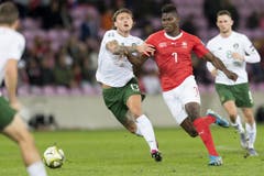Der Schweizer Breel Embolo sprintet gegen Irlands Mittelfeldspieler Jeff Hendrick, um den Ball zu erreichen. Keystone/Laurent Gillieron (Genf, 15. Oktober 2019)