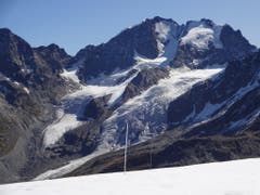 Massenbilanz-Pegel vor dem Vadret da Tschierva und dem Piz Bernina. (Bild: M. Huss)