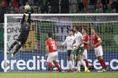 Der Schweizer Torhüter Yann Sommer befördert den Ball übers Tor. Bild: KEYSTONE/Salvatore Di Nolfi (Genf, 15. Oktober 2019)