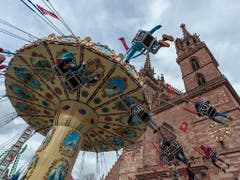 Ein Ketttenkarrussel dreht sich an der Herbstmesse auf dem Münsterplatz in Basel. (Bild: KEYSTONE/GEORGIOS KEFALAS)