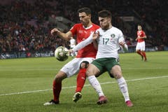 Der Schweizer Verteidiger Fabian Schär (links) im Zweikampf gegen Irlands Stürmer Aaron Connolly. Bild: Keystone/Salvatore Di Nolfi (Genf, 15. Oktober 2019)