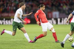 Der Schweizer Verteidiger Ricardo Rodriguez gelangt vor dem irischen Mittelfelspieler Jeff Hendrick an den Ball. Bild: Keystone/Laurent Gillieron (Genf, 15. Oktober 2019)